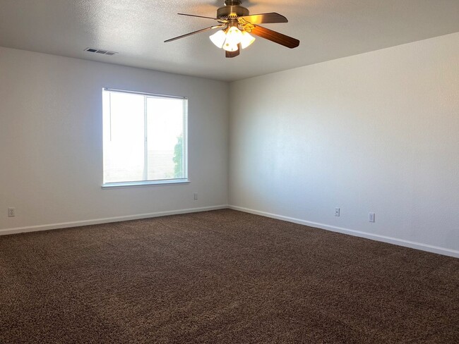 Building Photo - Move in special! Half off 1st month's rent...