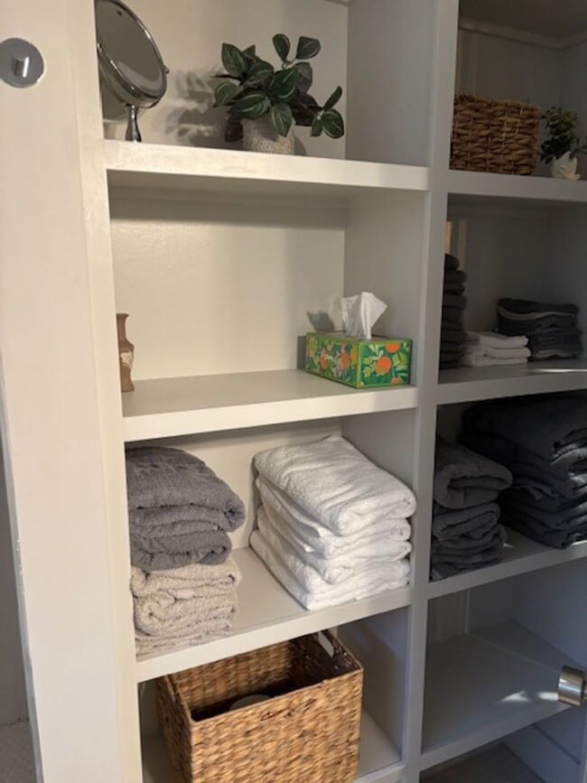 Building Photo - 2-bedroom 1 bath garage apartment with a garage parking space!!