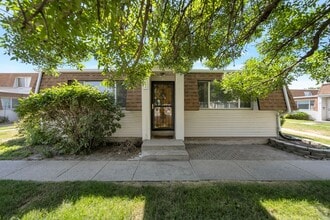 Building Photo - Charming Condo in Meadowbrook Village w 1 ...