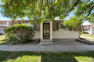 Building Photo - Charming Condo in Meadowbrook Village w 1 ...