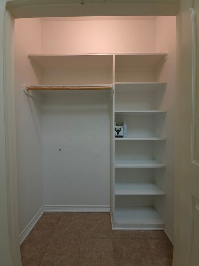Building Photo - BEAUTIFUL and SPACIOUS 3-bedroom, 2-bathro...
