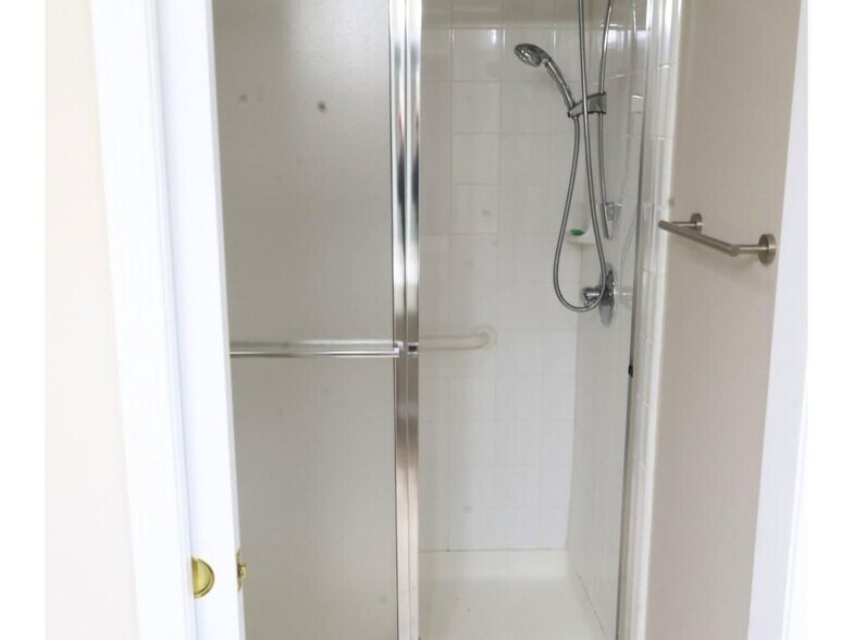 Building Photo - 3204 Village Ln