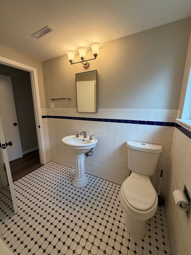 Building Photo - 705 W Fitzhenry Ct