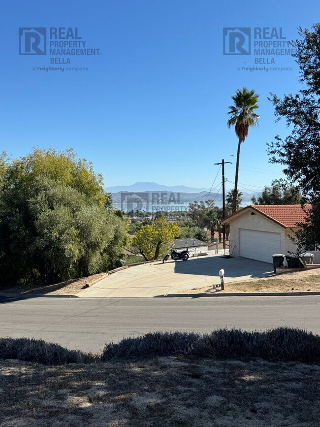 Building Photo - Remodeled Single-Story Corner Lot Home wit...