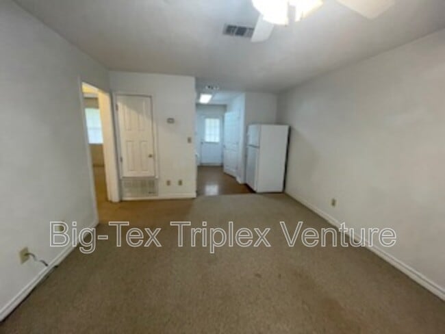 Building Photo - 262 N Pecan St
