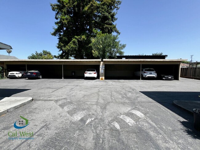 Building Photo - $2,195 - Cozy 1/1 located near the Rose Garden