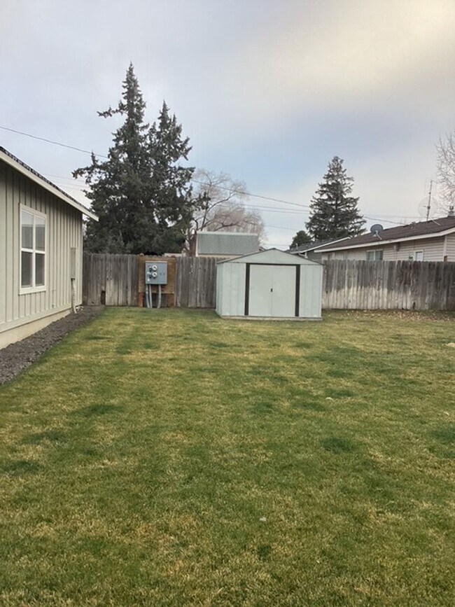 Building Photo - 1444 NW Canyon Dr