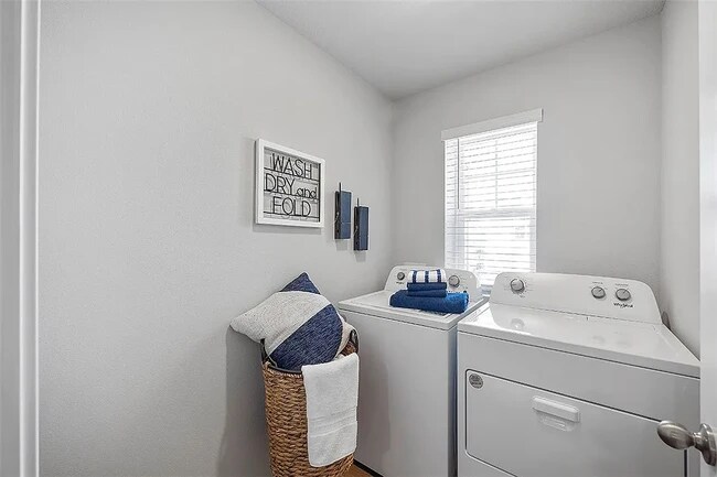 Building Photo - 305 Juniper Dr