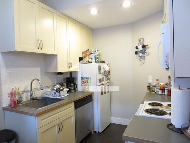 Building Photo - Beautiful, Renovated and Affordable Allston 3 Bed right off Comm Ave for September 1st