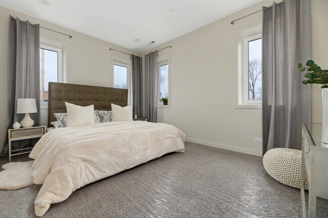 Building Photo - 790 E Irving Park Rd