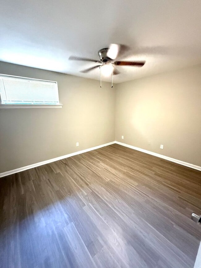 Building Photo - **5 Bedroom 3 bath located in Forest Hills...