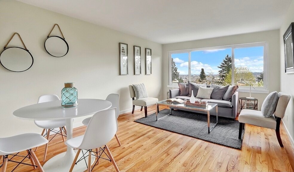 Living/dining - 4253 Palatine Ave N