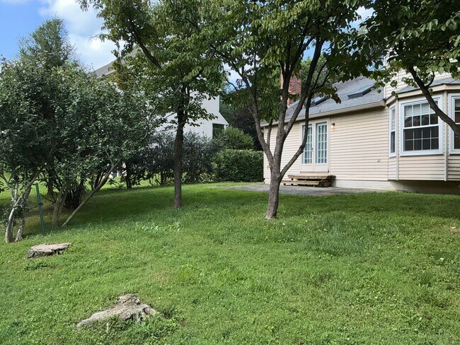 Building Photo - Beautiful 4BR 2.5BA corner lot Colonial wi...