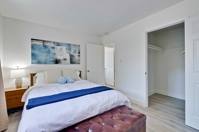 Building Photo - 4000 Rhoda Dr