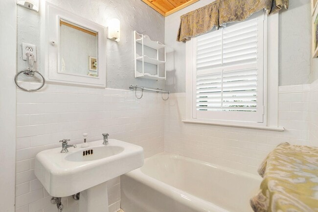 Building Photo - 710 Claremore Dr