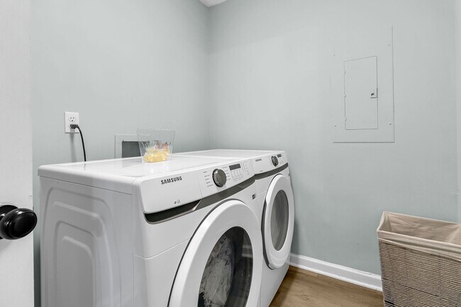 Building Photo - Fully Renovated 2 Bedroom Townhome in a Co...