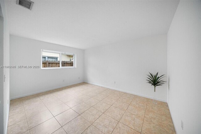 Building Photo - 107 SE 5th St