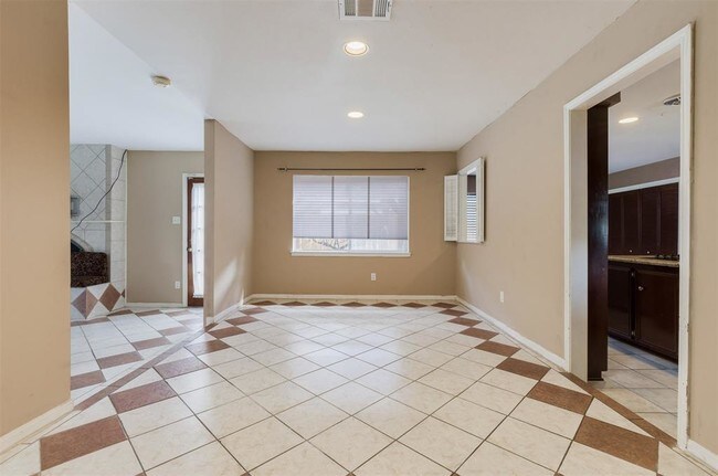 Building Photo - 2207 Briarview Dr