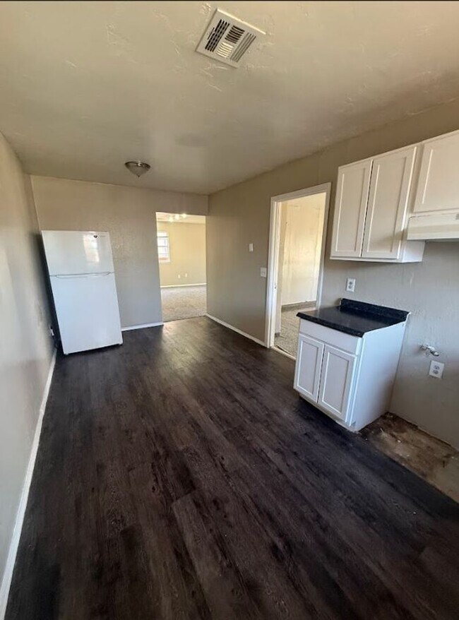 Building Photo - Beautiful, spacious home in Del City!