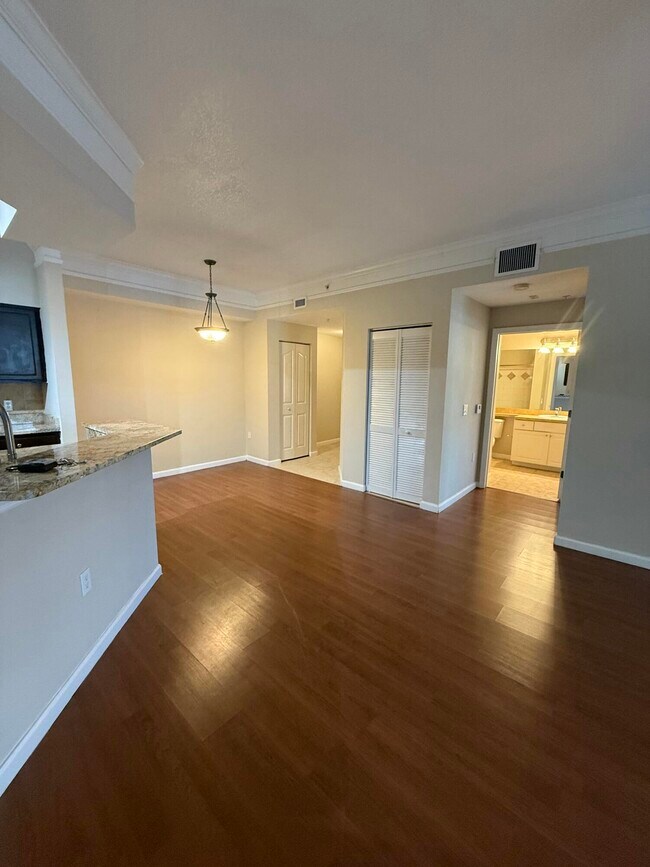 Building Photo - 1111 Myrtlewood Cir E