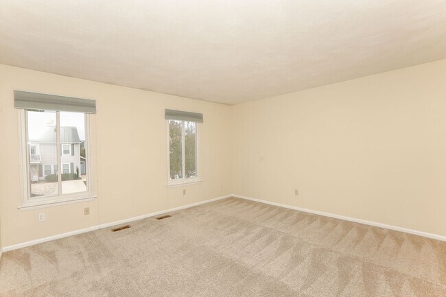 Building Photo - Spacious Townhome Move in Ready!!