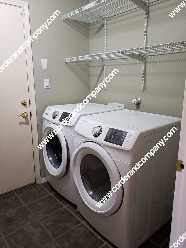 Building Photo - Beautiful 3 Bedroom, 2 Bathroom, 3 Car Gar...