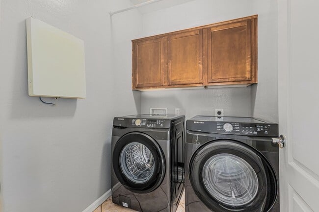 Building Photo - 2058 E Flint St