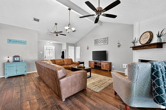 Building Photo - 930 Holly Hall Dr