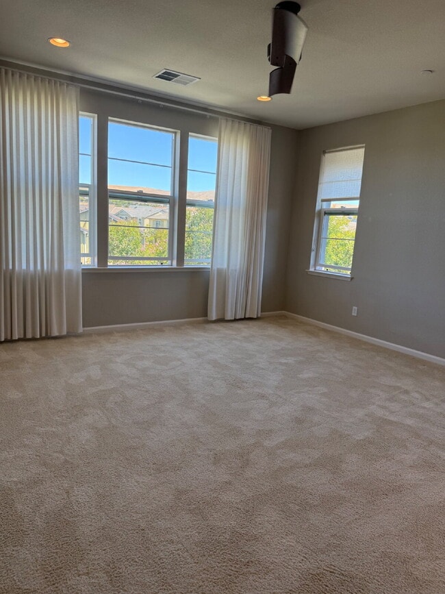 Building Photo - Gorgeous 4 Bed/4 Bath End Unit Condo with ...