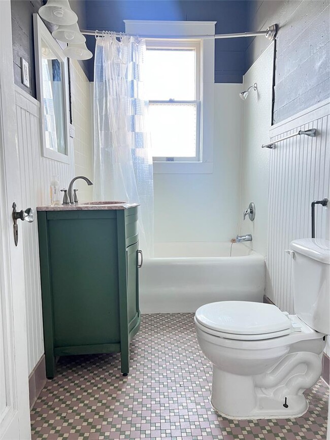 Building Photo - 703 W 11th St