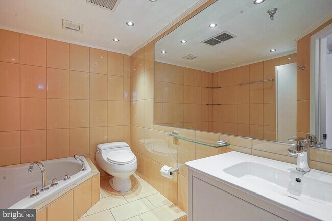 Building Photo - 3 N Christopher Columbus Blvd