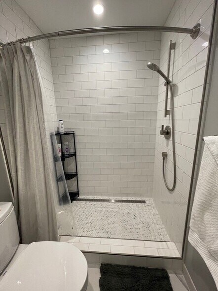Main Bath - 843 Southampton Dr