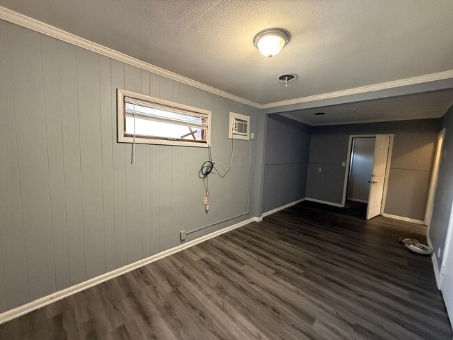 Interior Photo - 2447 E Walnut Street