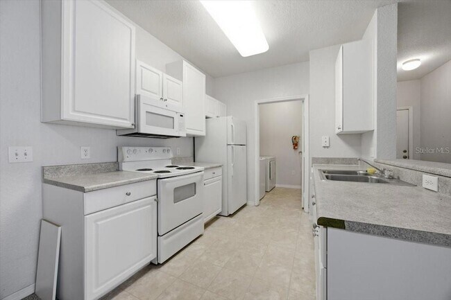 Building Photo - 4008 Hemingway Cir