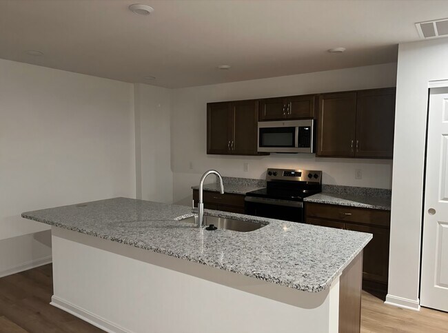 Building Photo - 3353 Sunbeam Pl