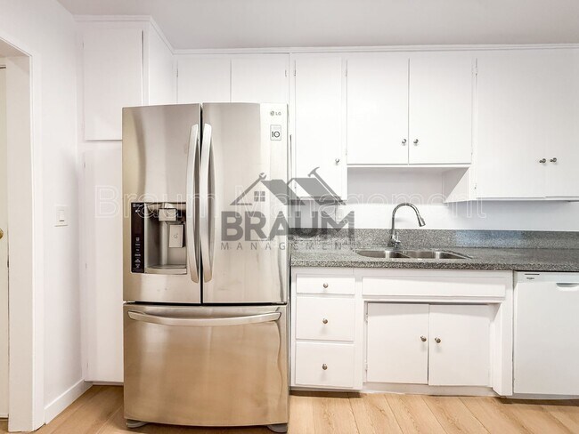 Building Photo - 6039 Whitsett Ave