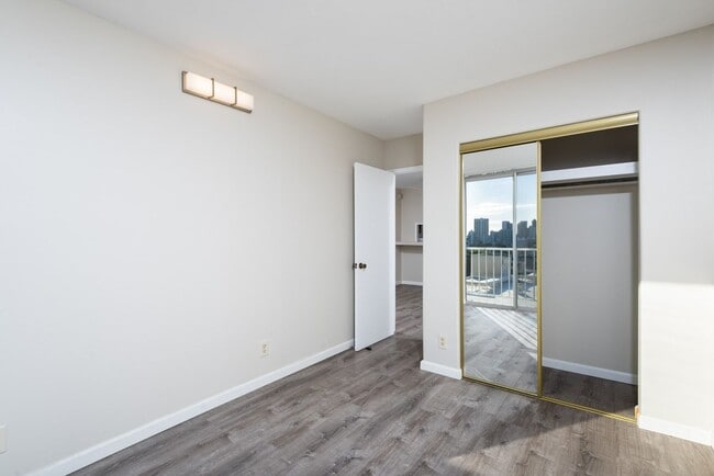 Building Photo - Hale Luana