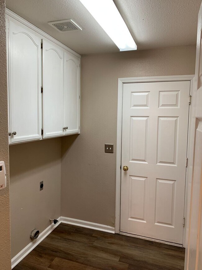 Building Photo - 203 Legacy Ln