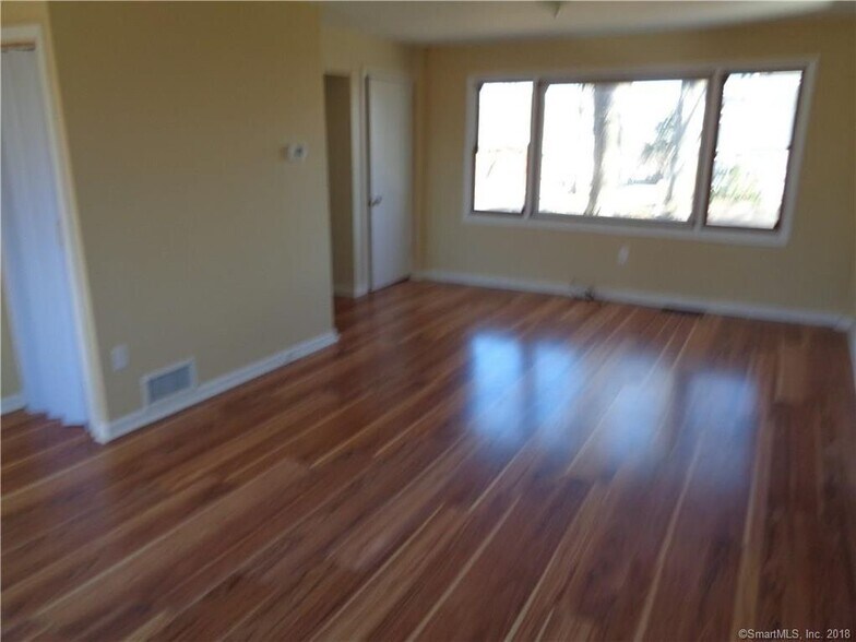 Building Photo - 454 Middle Tpke E