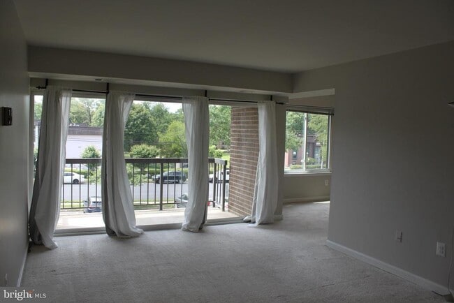 Building Photo - 9730 Kingsbridge Dr