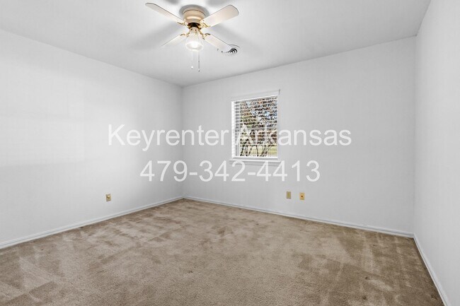 Building Photo - Beautiful Home in Springdale with Sunroom!