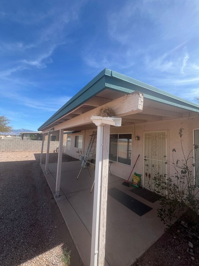 Building Photo - NICE 3 BEDROOM IN RITA RANCH WITH GREAT FL...