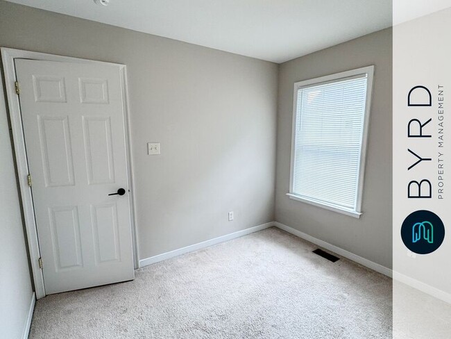 Building Photo - 115 E 14th St