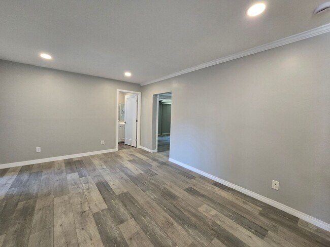 Building Photo - 6 bed house on Tipton Available!