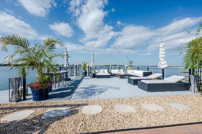 Building Photo - 94 Heron St