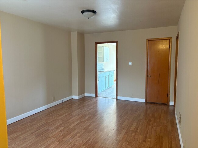 Building Photo - Cute 2 Bedroom 1 Bath Duplex