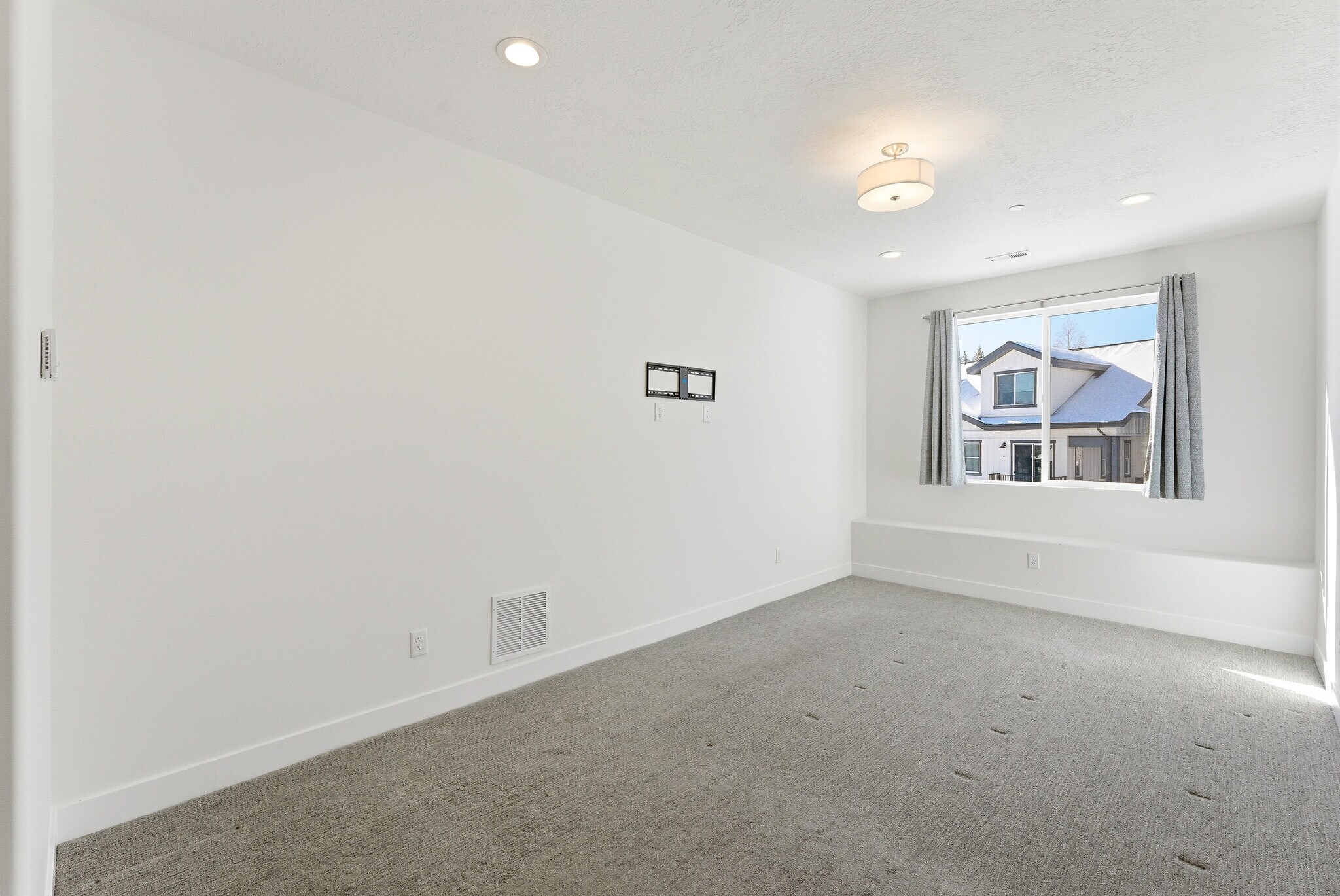 Building Photo - 3342 Santa Fe Rd