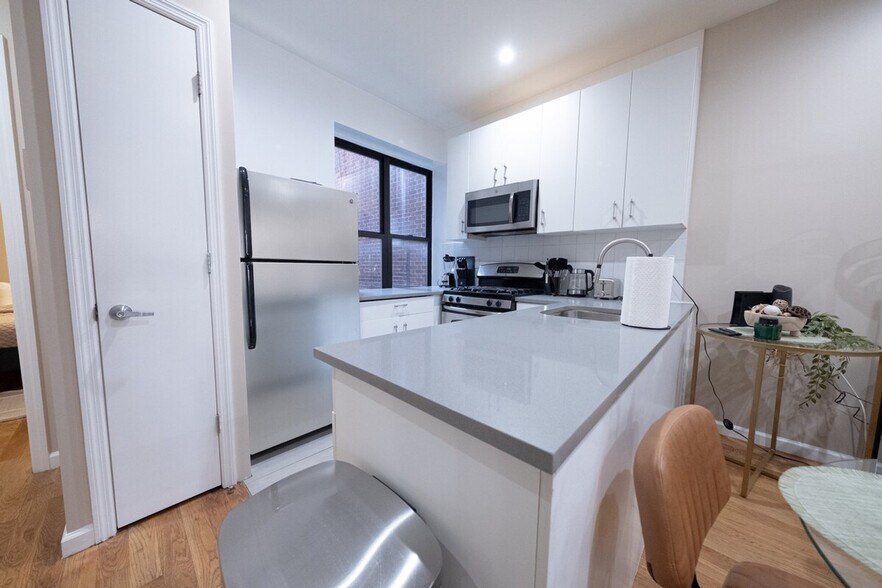 Building Photo - 230 W 113th St