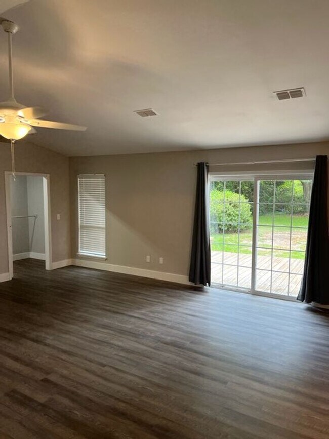 Building Photo - Gorgeous Home in the Heart Hinesville