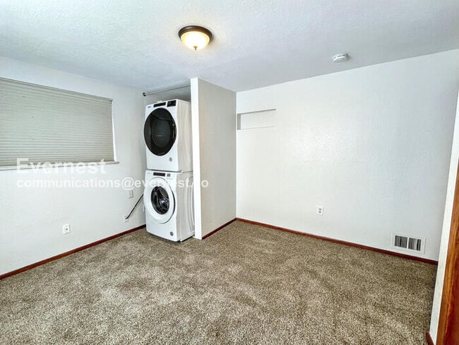 Building Photo - 1336 Kalamath St